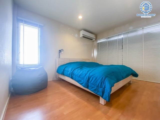 *****บ้านเดี่ยวมือสองย่านกรุงเทพฯ ม.โนเบิลจีโอ วัชรพล เนื้อที่กว้างขวางมากถึง 50.40 ตร.ว. ฟังก์ชัน 3 ห้องนอน 2 ห้องน้ำ ที่จอดรถ 2 คัน มีเรือนรับรอง ตั้งบนทำเลแห่งการเดินทาง ใกล้รถไฟฟ้าสายสีชมพู "สถานีวัชรพล" และทางด่วน "สุขาภิบาล5" จองเลย!